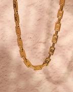 Detalle de collar Collar Enlace con acabado dorado