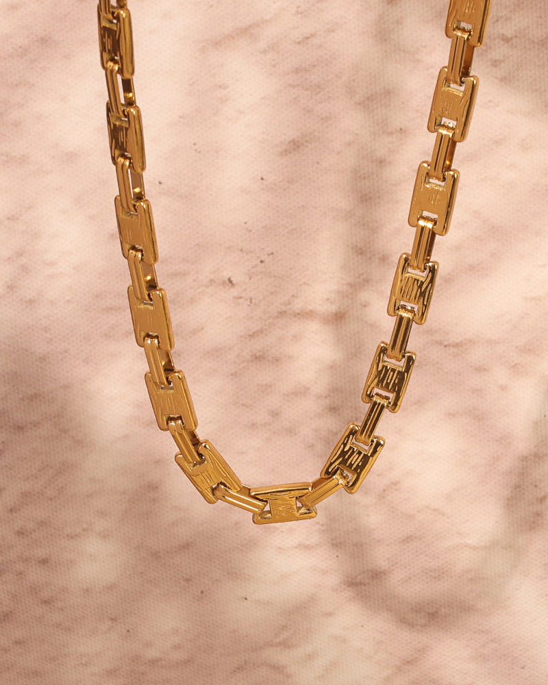 Detalle de collar Collar Enlace con acabado dorado