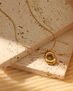 Detalle de collar Núcleo con acabado dorado