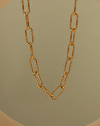Detalle de collar Cadena Vértice con acabado dorado