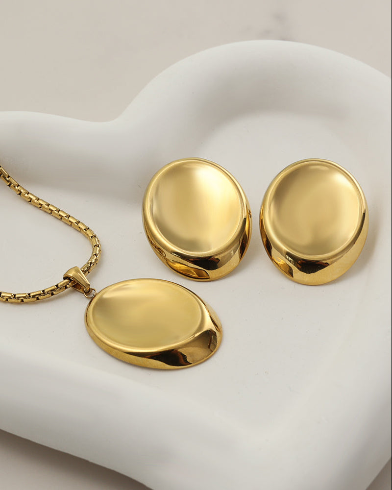 Detalle de collar Espejo del Alba con acabado dorado