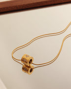Detalle de collar Aquarius con acabado dorado