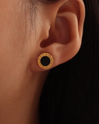 Detalle de aretes Nocturno Aros con acabado dorado